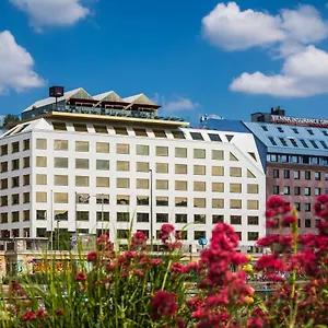 Radisson Red Hotel, ホテル